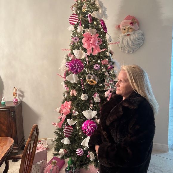 LUXURIOUS FUR COAT - Picture 11 of 12